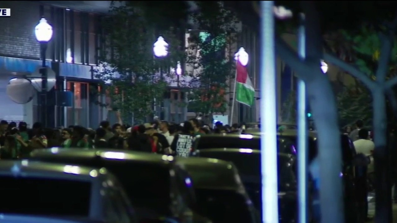 Fans celebrate Mexico's win vs Czechia at San Pedro Square