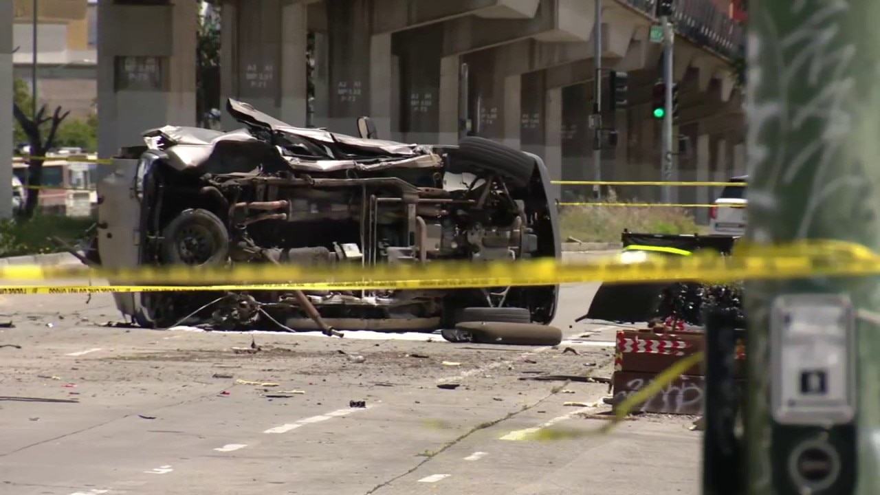 Footage at the site of the car crash that left 2 dead and an Oakland police officer injured 