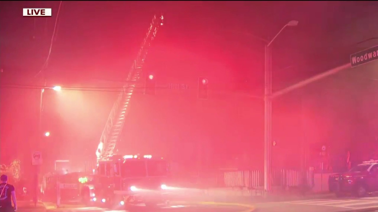 Crews battle blaze in southeast Atlanta 