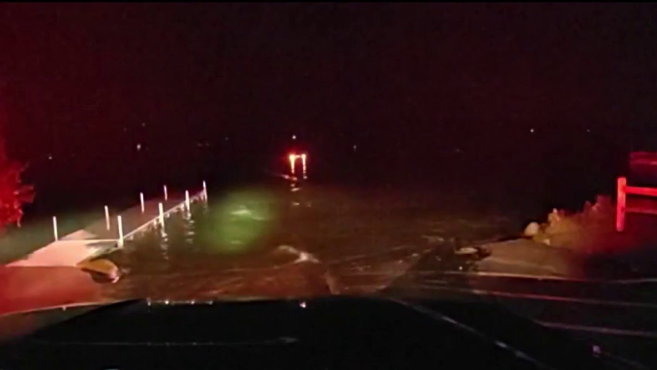 Police chase suspect drives into lake