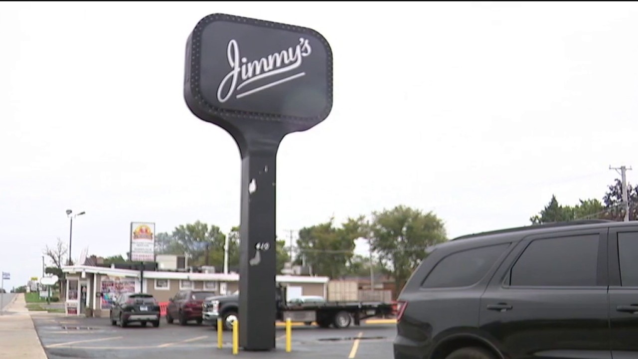 Woman alleges security guard stabbed her outside Chicago Heights club, leaving her with 20 stitches