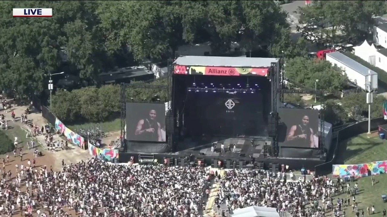 Festivalgoers flood Chicago's Grant Park for Lollapalooza
