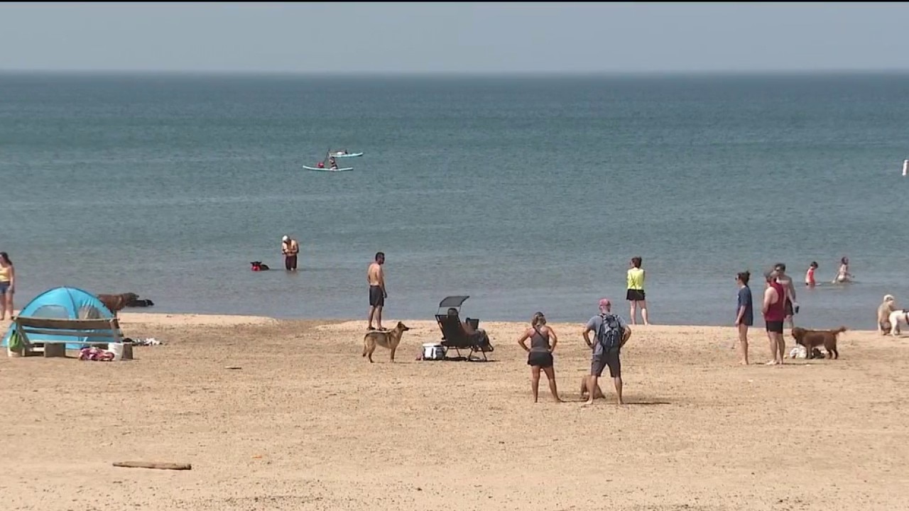 Chicago heat wave draws large crowds to beaches as temperatures soar
