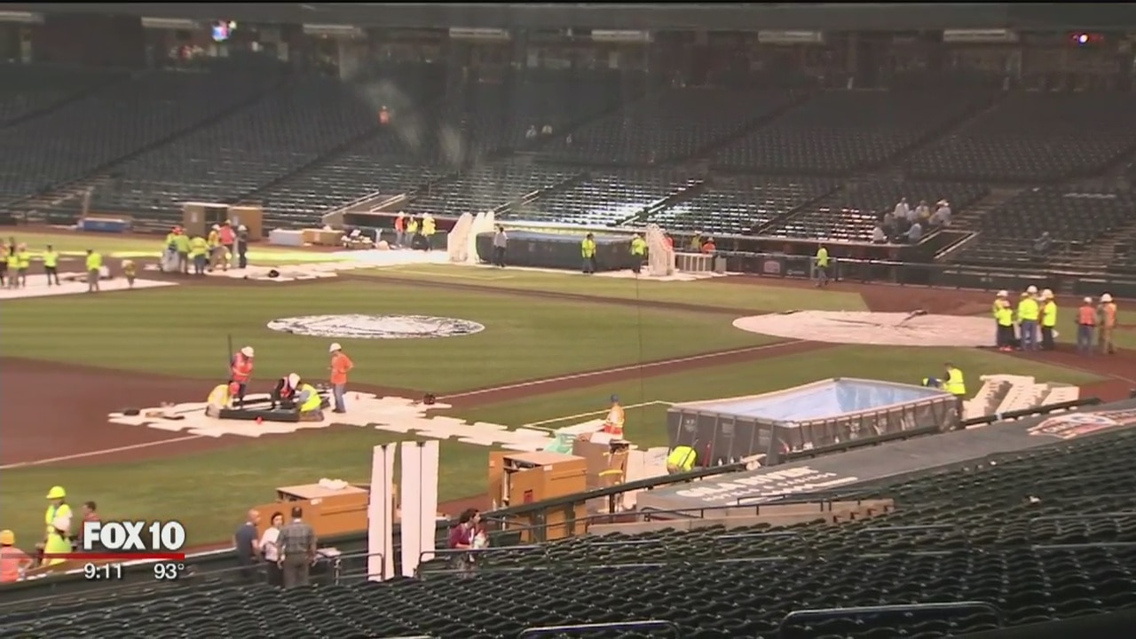 Volunteers transforming Chase Field into convention hall