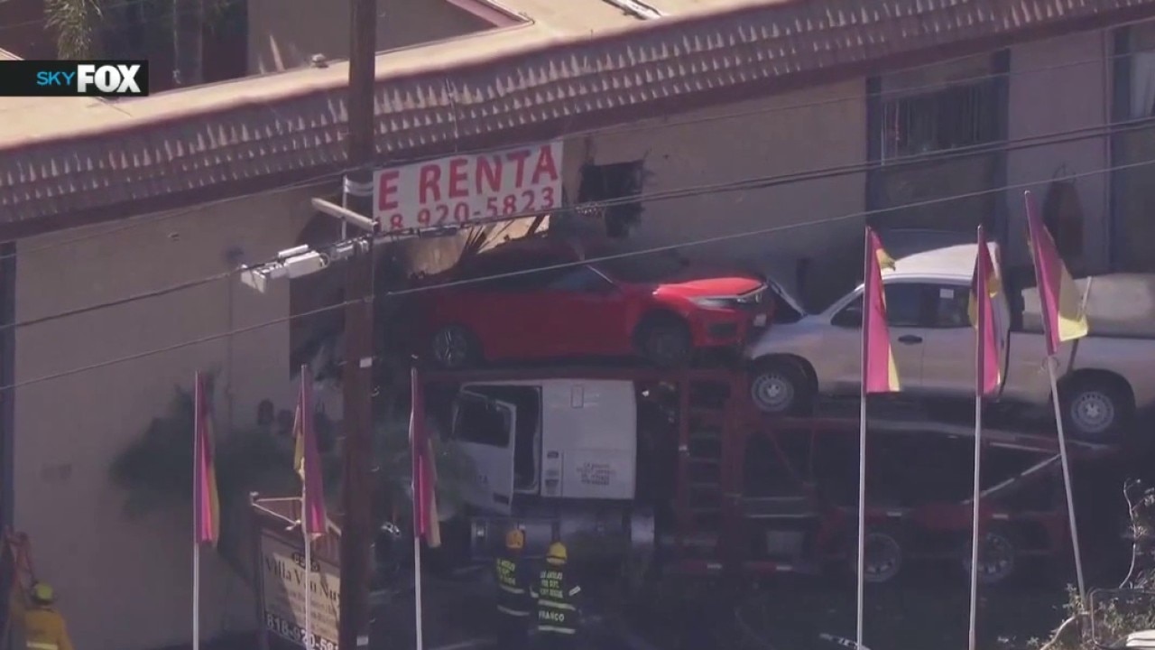 Tow truck crashes into apartment building