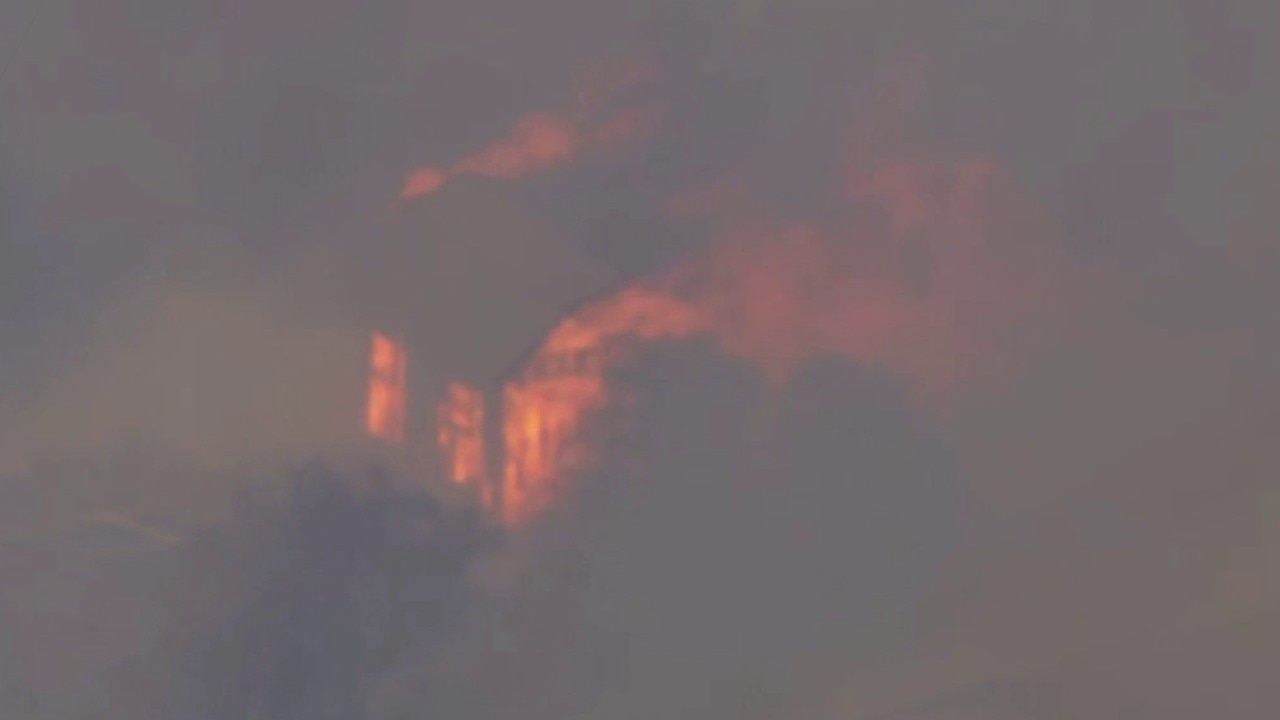 Fire breaks out in Simi Valley neighborhood