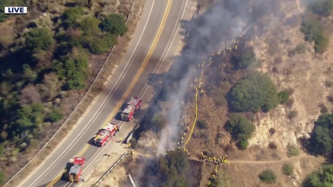 Crews battle fire in Tujunga 