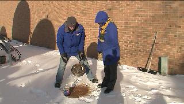 What happens when you mix Cola and Mentos in extreme cold?