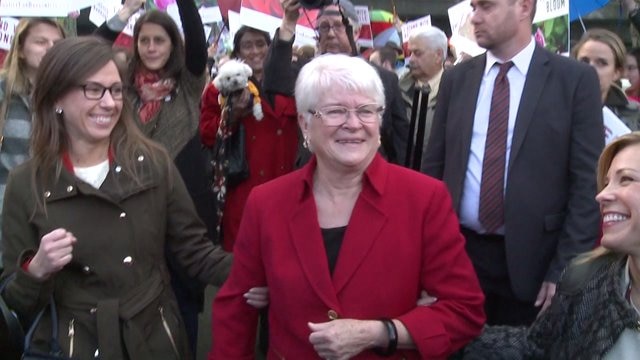 Florist on trial for refusing to serve gay couple