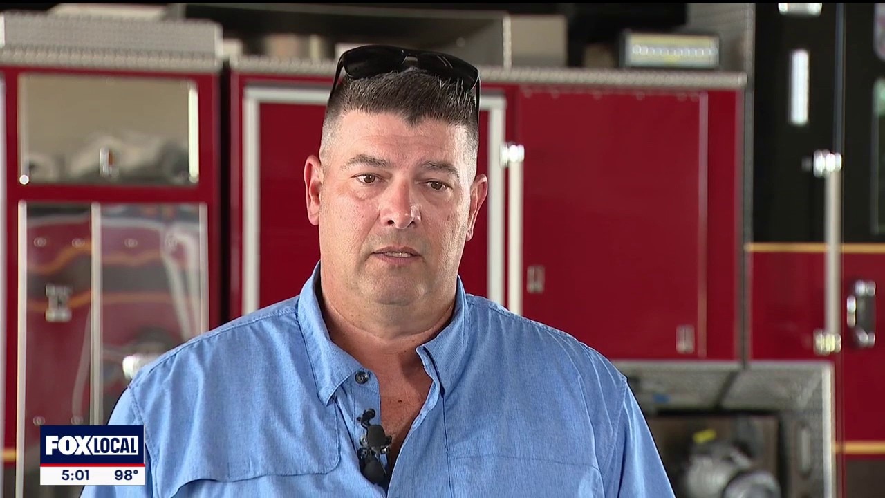 Off-duty firefighter rescues kids trapped under boat