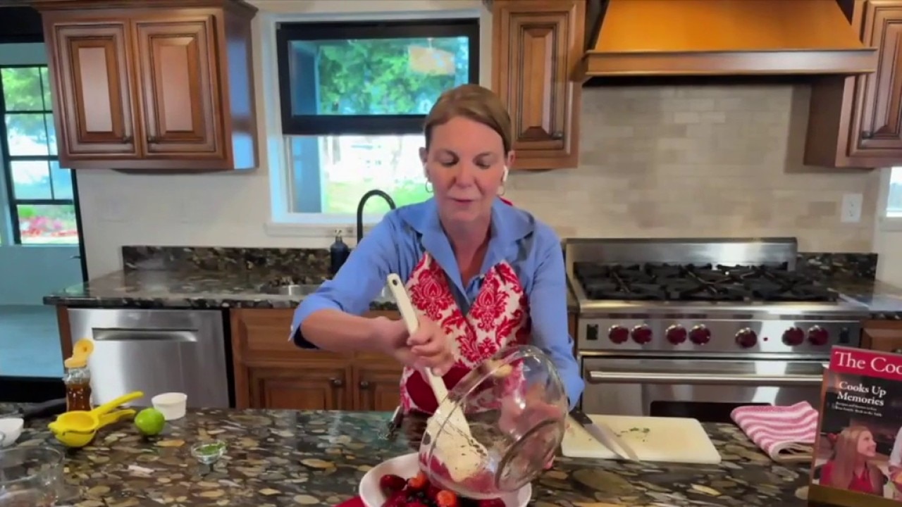 The Cooking Mom: Fresh berry salad with lime and mint