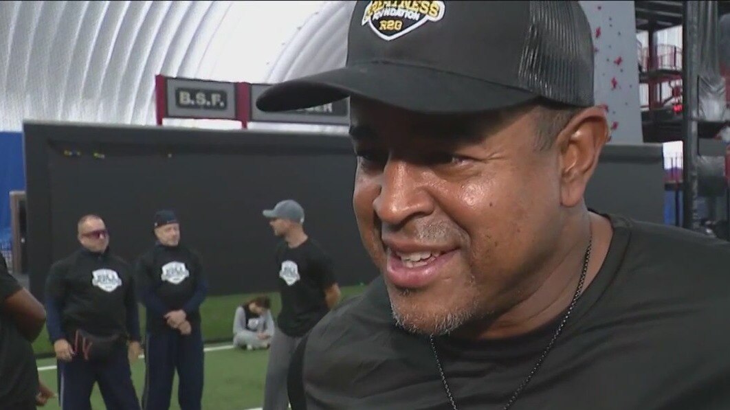 Former MLB pros play baseball with Chicago-area kids