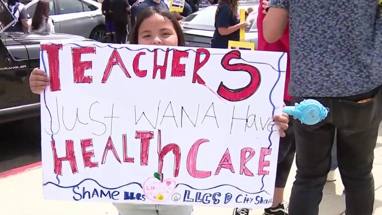 Little Lake teachers strike continues as talks resume