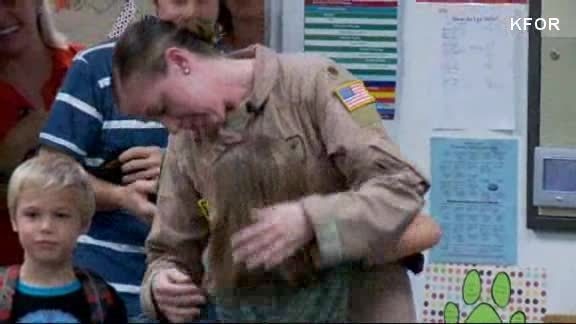 A military mom surprises her kids at school
