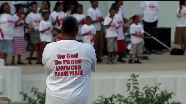 Crowd gathers in Washington Park to pray for peace
