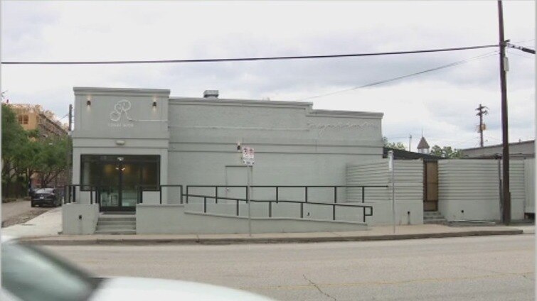 Attorney says Houston bar denied him entry based on his appearance