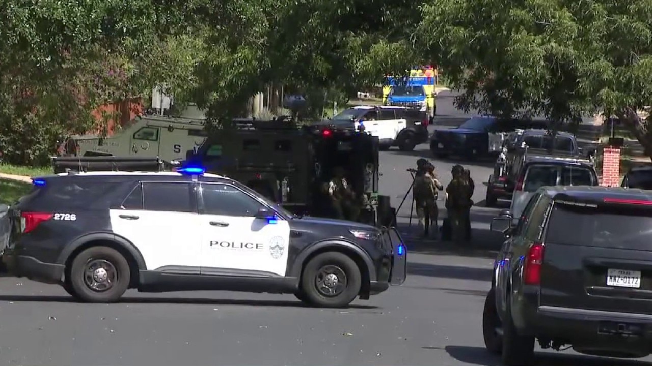 SWAT responds to barricaded suspect