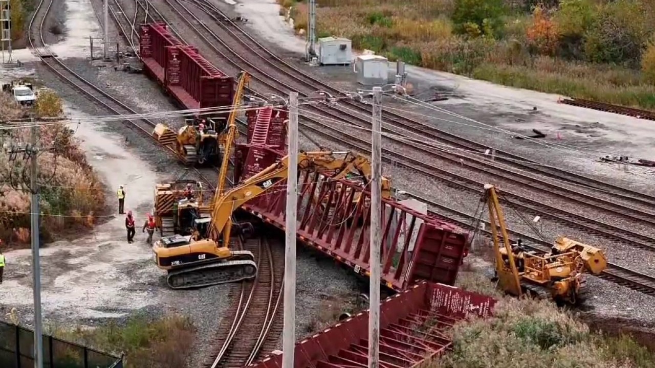 10 train cars derail on Chicago's Southwest Side