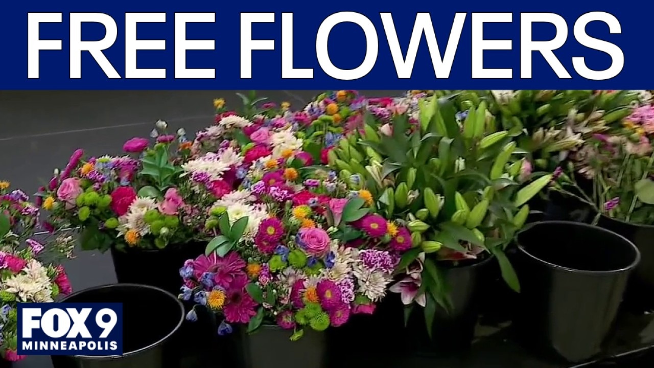 Shoppers at Mall of America were gifted with free flowers today; one to keep and one to share