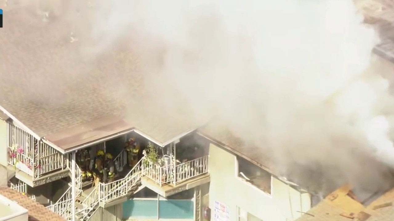 Fire breaks out at Sherman Oaks apartment building 