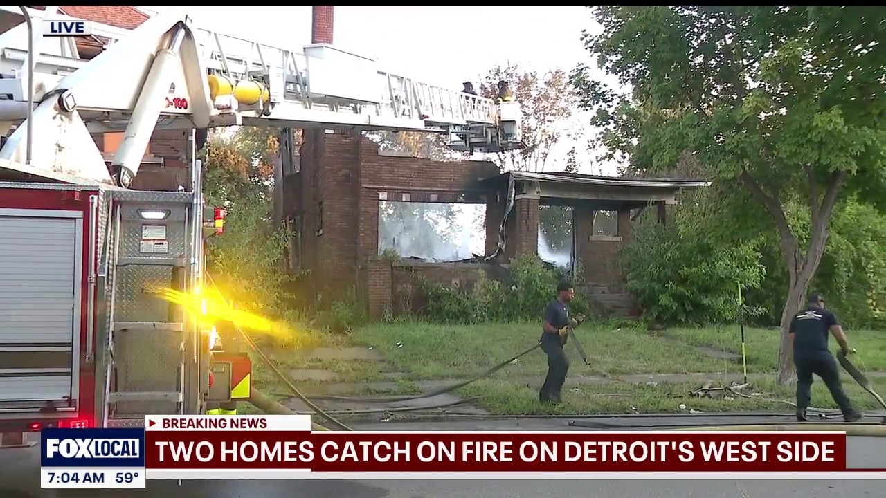 Detroit Fire contains, puts out large early morning blaze on west side