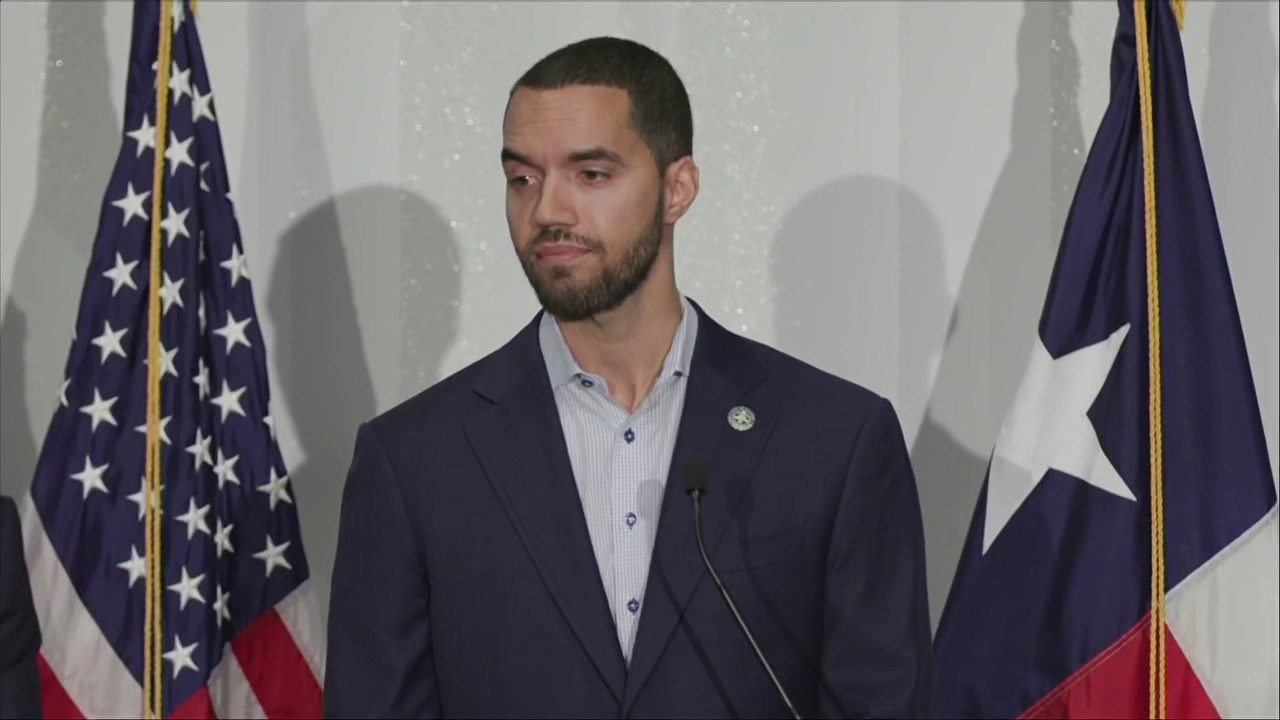 Houston City Comptroller Chris Hollins slams Texas GOP voting policies and voucher push in Dallas speech