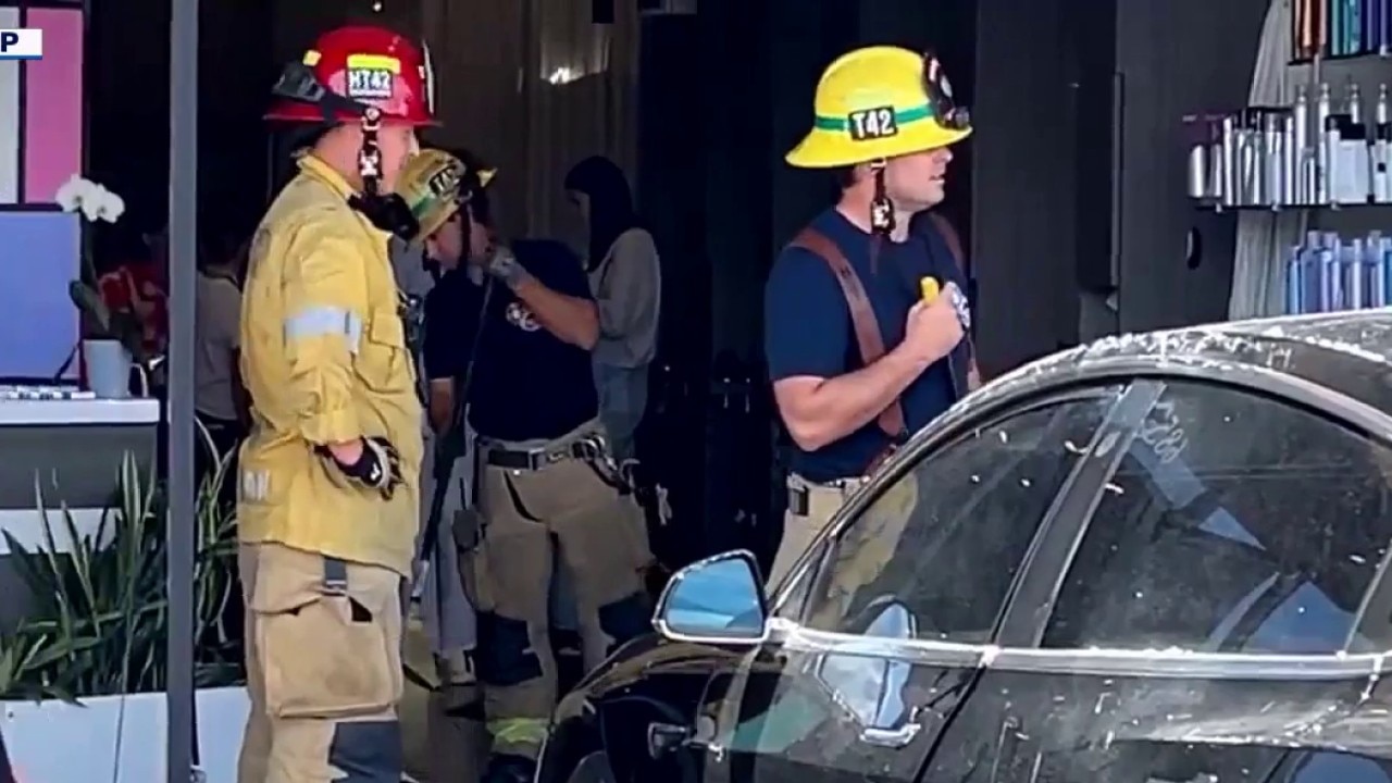 Car crashes into Huntington Beach salon