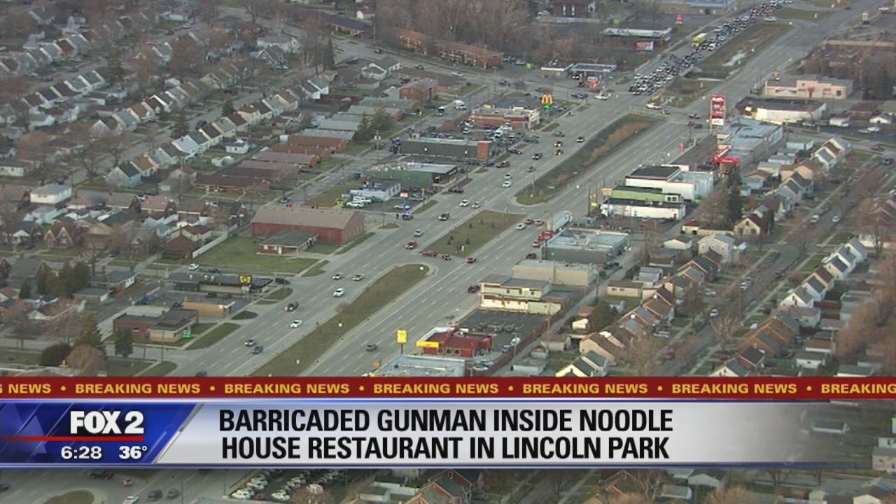 Police: Barricaded gunman inside Lincoln Park restaurant