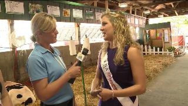 Laura talks with princesses of Wisconsin Holstein Association
