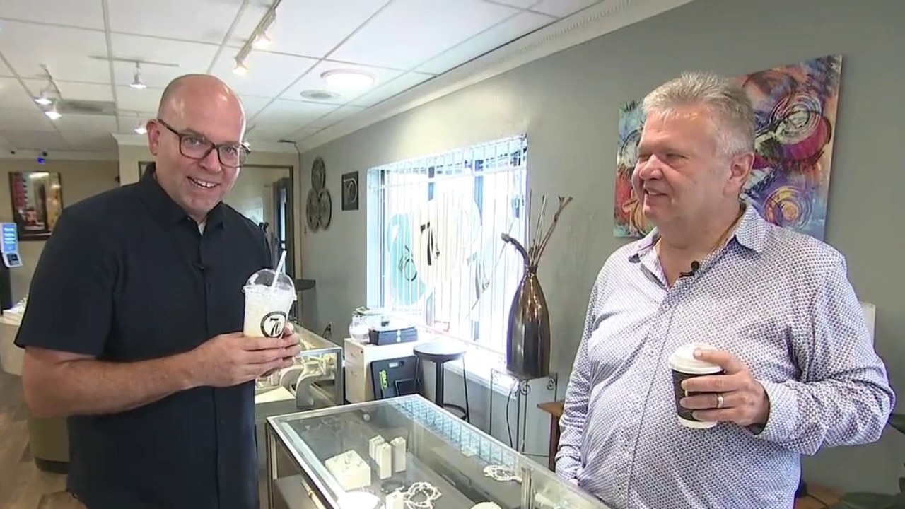 Kramp checks out 7 C’s Cafe at Paul’s Jewelers