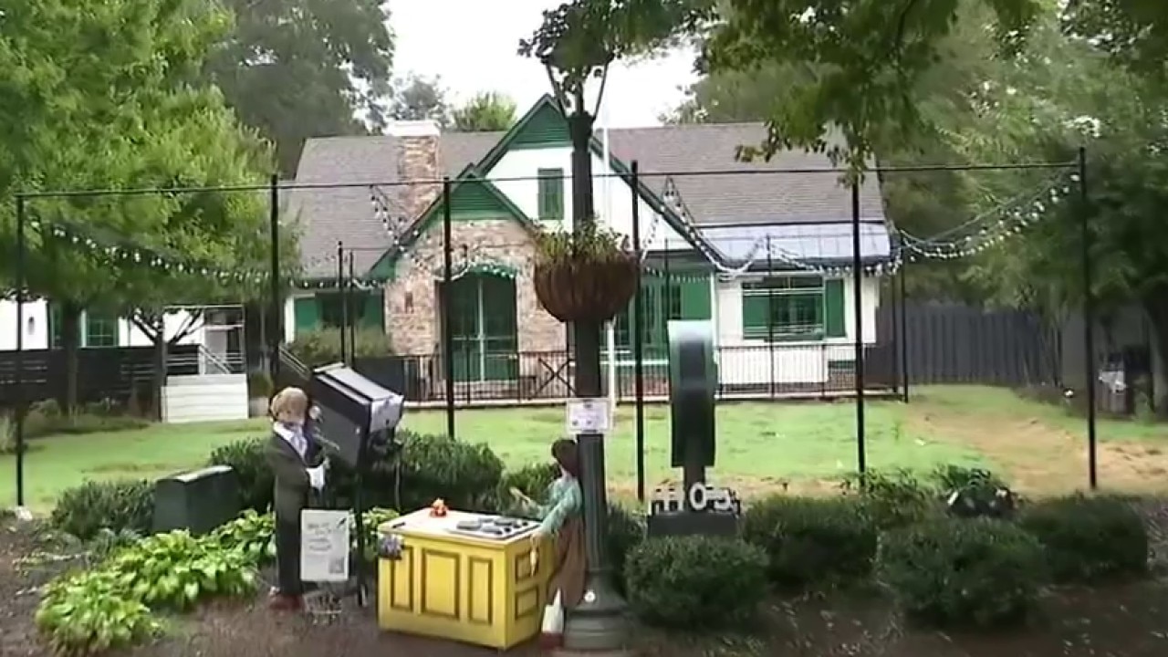Roswell scarecrows line streets for annual vote