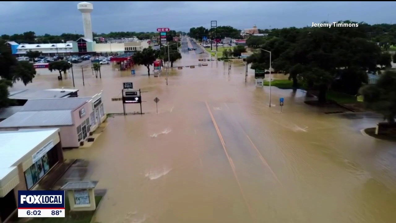 At least 2 dead, hundreds rescued in Texas floods