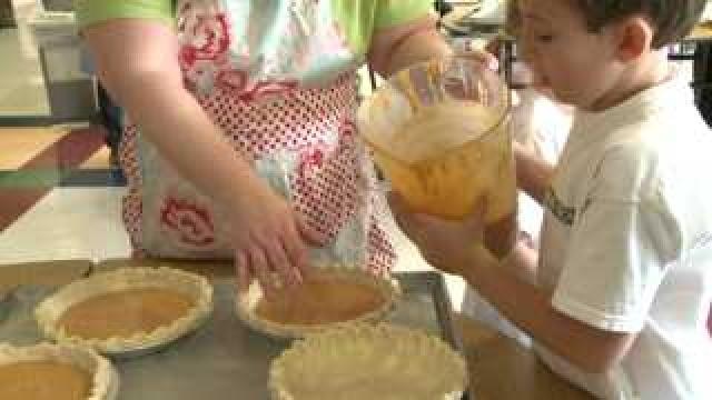 Kids make pies