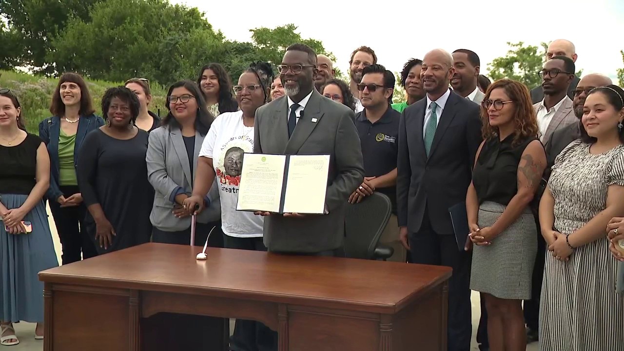 Mayor Johnson signs order for stricter review of Chicago data centers