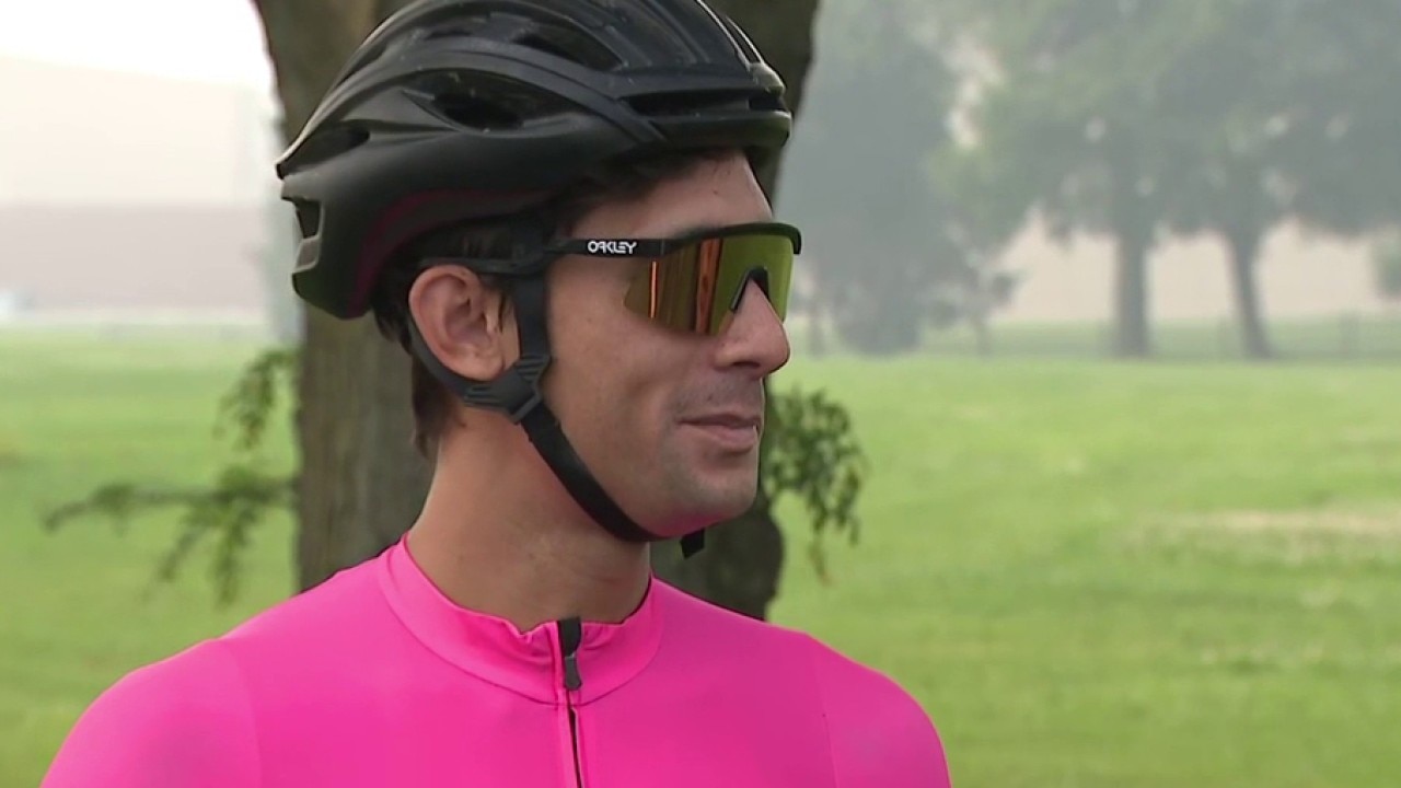 Chicago biker braves wildfire smoke despite hazardous conditions