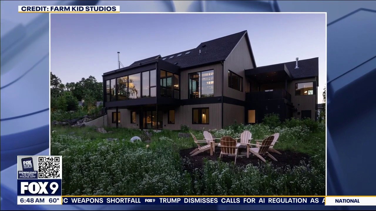 The Ultimate Gathering Space: Sirkel Kjøre home in Edina