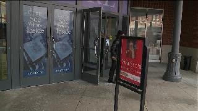 Tony visits Bayshore Mall to check out the holiday shoppers