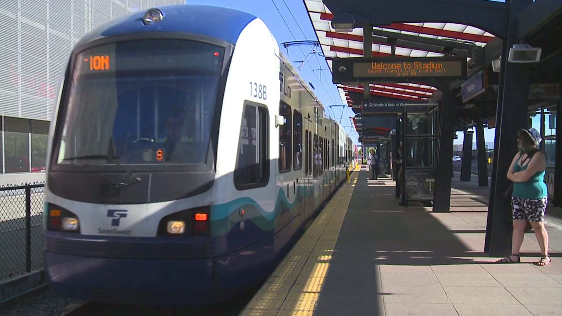 Baseball fans find way to Mariners` game despite i-5 closure
