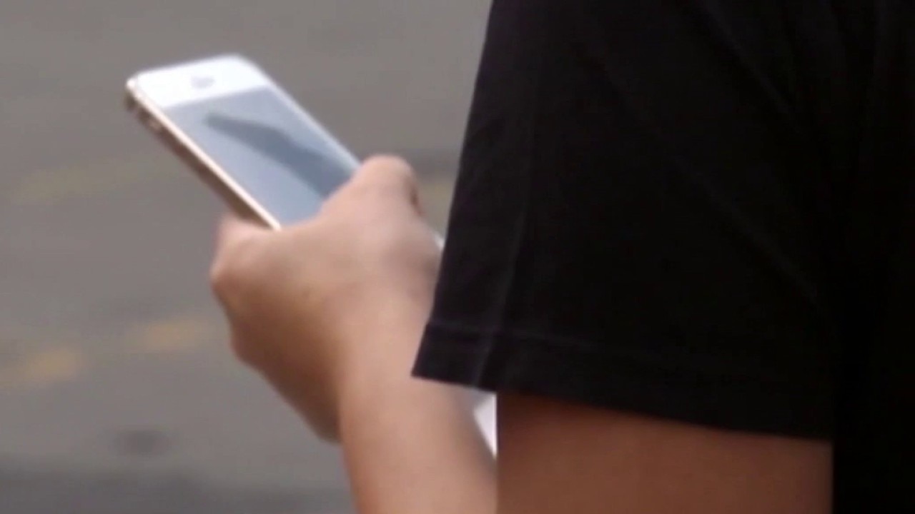 LAUSD approves sweeping new limits on screen time