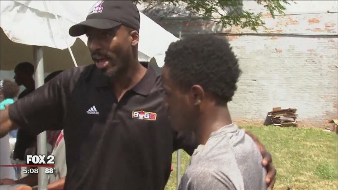 Big 3 stars Ricky Davis, Charles Oakley give back in Detroit