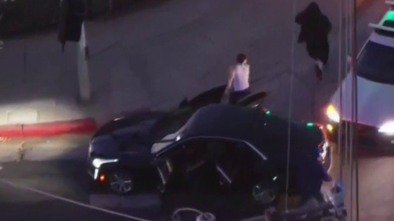 Dramatic police chase in San Fernando Valley