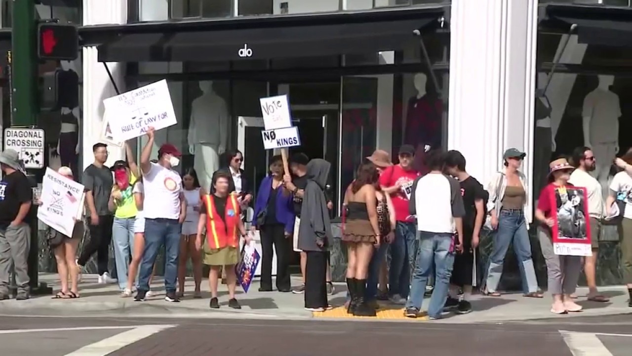 No Kings rally draws large crowd in Pasadena 