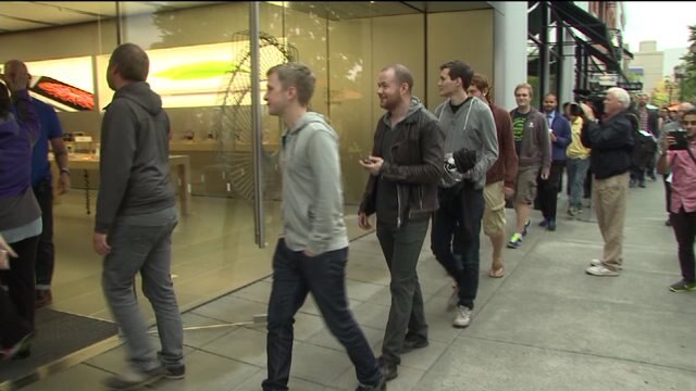 Seattleites line up for the new iPhones