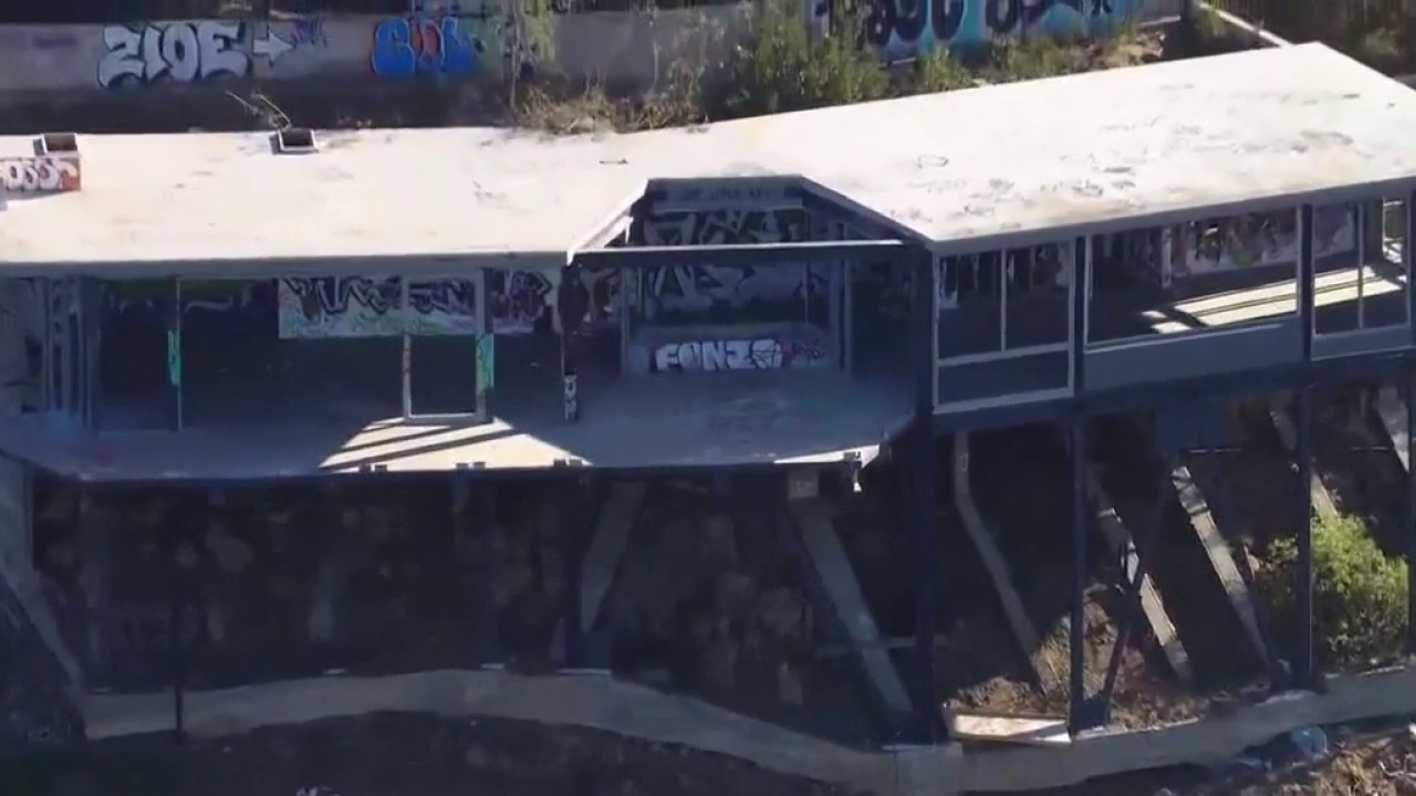 Abandoned LA mansion creating problems for neighbors