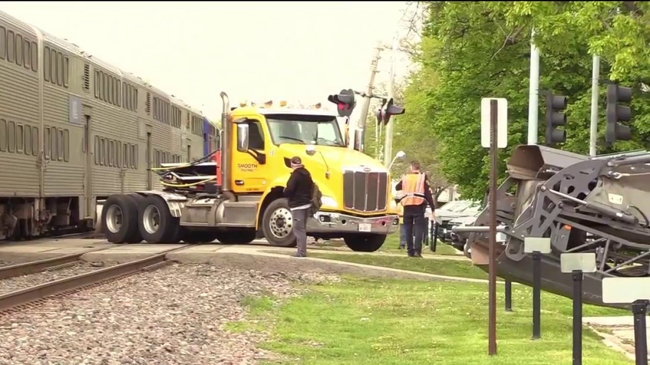 Metra UP-North train collides with semi in Wilmette