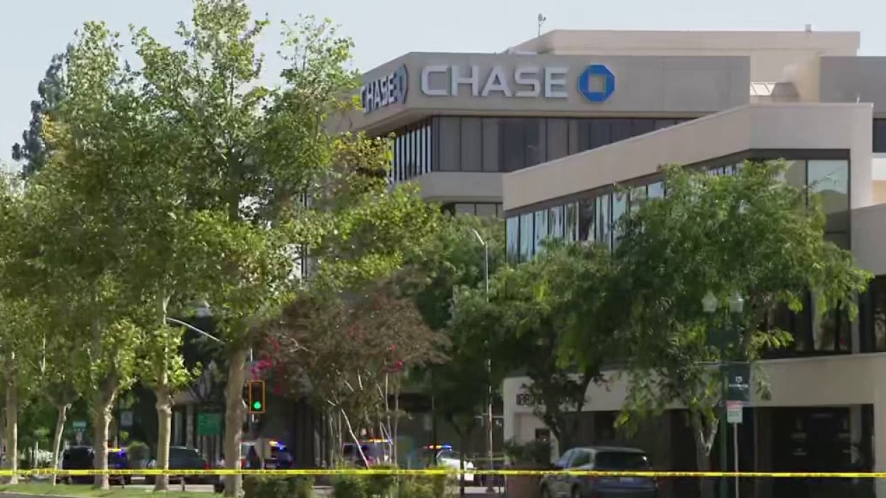 Hostage situation at Chase Bank in Bakersfield