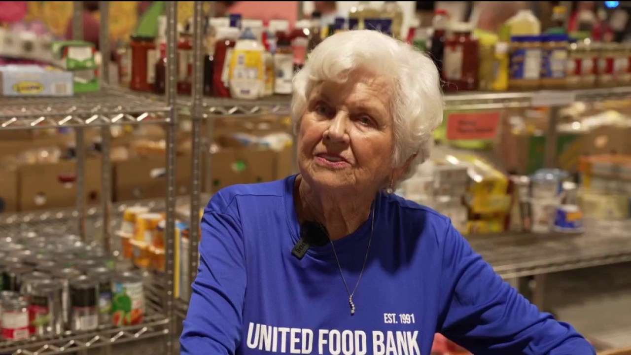 90-year-old volunteer continues packing meals for community