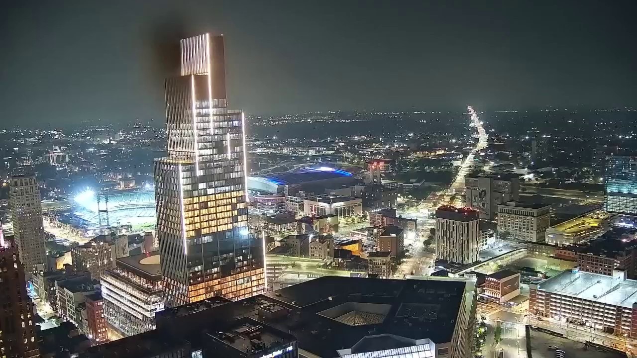 Foggy conditions immerse downtown Detroit overnight