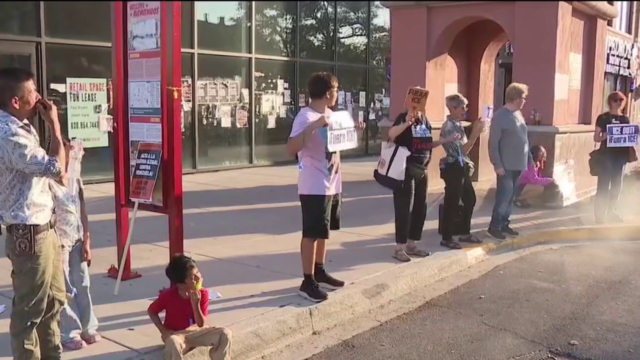 Little Village activists warn to stay alert for ICE agents