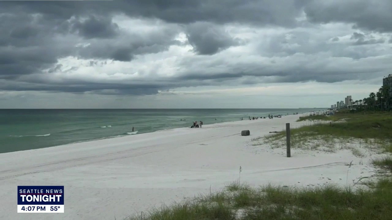 Last minute preparations in Florida for Hurricane Isaias